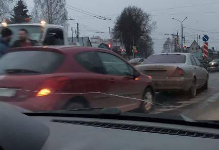 В массовом ДТП на Городищенской горке седан лишился заднего колеса