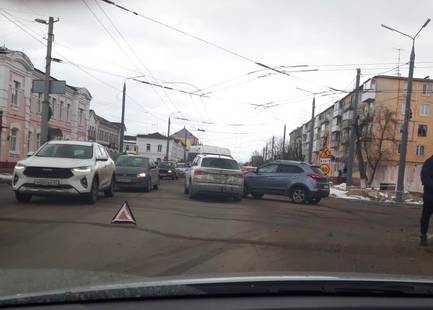 В Брянске на Ульянова столкнулись две легковушки