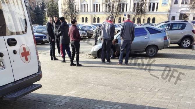 В Круглом сквере Брянска легковушка провалилась вместе с тротуарной плиткой