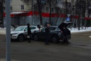 В Брянске у БГТУ столкнулись две легковушки