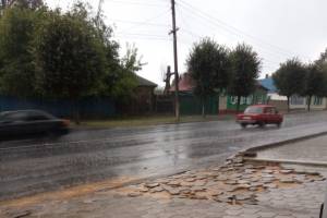В Клинцах исчезла плитка на автобусной остановке