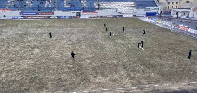 В Брянске из-за снегопада сорвалось начало футбольного матча на «Динамо»