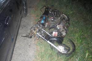 Под Жуковкой 15-летний мотоциклист врезался в тягач и погиб под колёсами легковушки