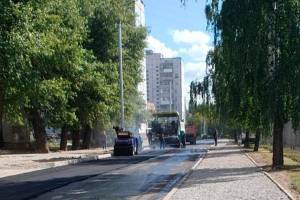 В Брянске начали укладывать асфальт на улице Воровского