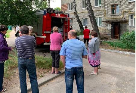 В Брянске автомобилисты спасли от пожара многоквартирный дом