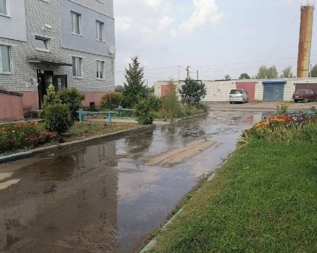 В брянской деревне Добрунь затопило канализацией двор