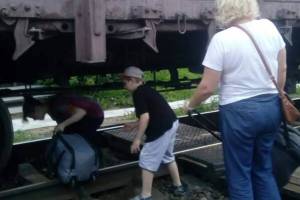 Жители поселка Комаричи вынуждены ежедневно лезть под поезд