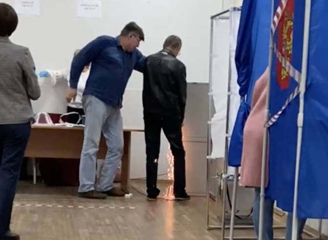 В Брянске сняли видео вскрытие болгаркой сейфа на избирательном участке