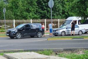 В Брянске на Новостройке не разъехались два автомобиля