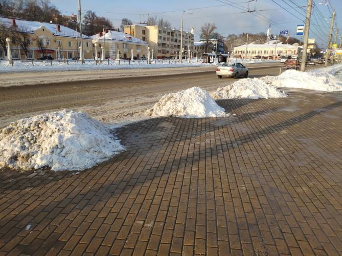 В Брянске на Набережной коммунальщики устроили снежные преграды пассажирам