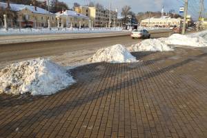 В Брянске на Набережной коммунальщики устроили снежные преграды пассажирам