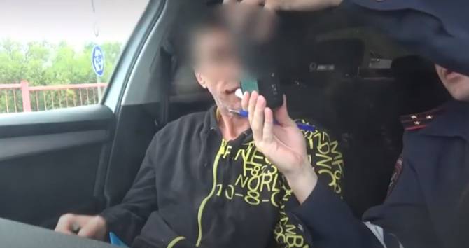 В Брянске сняли на видео погоню за таксистом-наркоманом