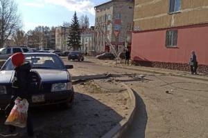 В Брянске возле школы №36 рухнул столб