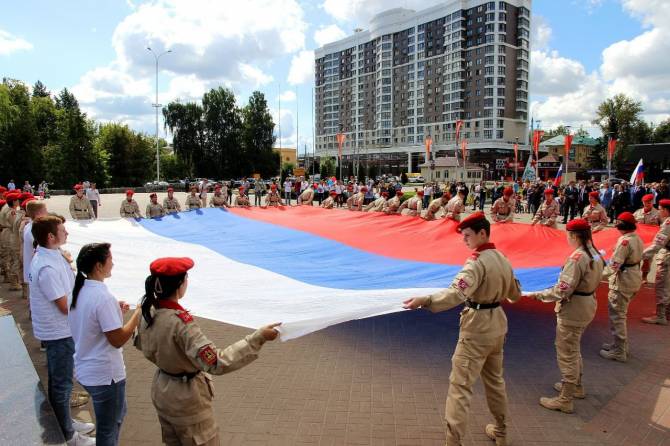 На площади Воинской Славы Брянска развернули огромный триколор
