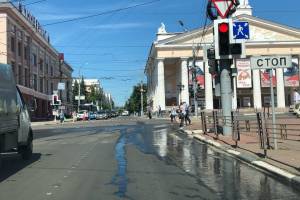 Предупредили о коварном светофоре возле драмтеатра брянских водителей