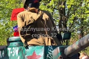 В Клинцах на автопробег в честь Дня Победы вывезли чучело советского солдата