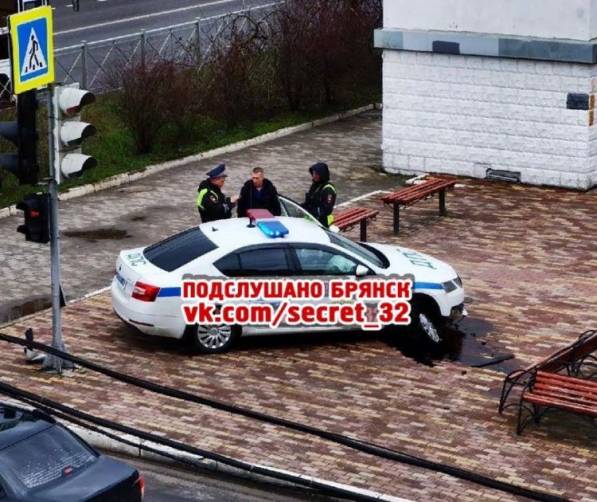 В Брянске возле ТЦ «Таксопарк» в аварию угодил экипаж ДПС