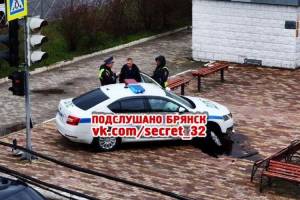 В Брянске возле ТЦ «Таксопарк» в аварию угодил экипаж ДПС