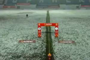 Матч брянского «Динамо» с «Томью» задержали из-за снегопада