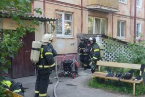 В Брянске из-за пожара в подвале многоэтажки эвакуировали семь жильцов