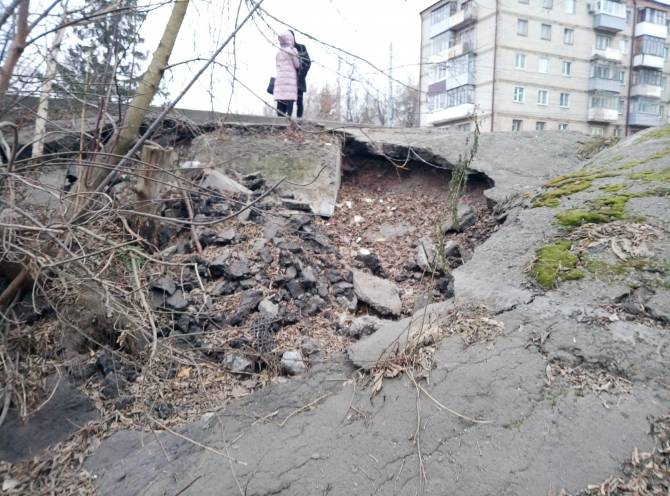 В центре Брянска разрушается дамба