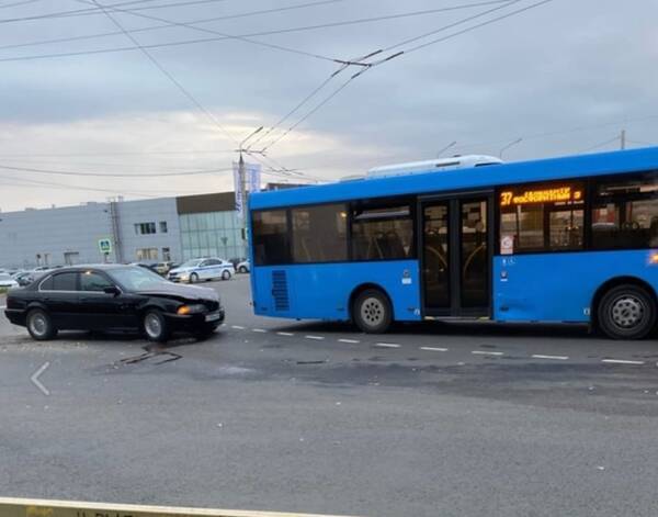 В Брянске на Телецентре легковушка врезалась в автобус №37