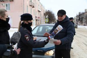 В Клинцах автоинспекторы поздравили водителей с 23 февраля