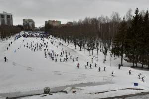 В Брянске по мокрому таящему снегу прошла «Лыжня России»