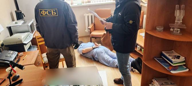 В Брянске арестовали заведующего лабораторией клинико-диагностического центра за взятку