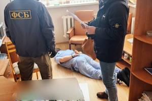 В Брянске арестовали заведующего лабораторией клинико-диагностического центра за взятку