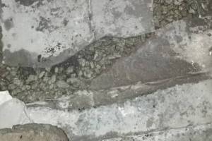 В Фокино в подъезде многоэтажки провалились бетонные полы