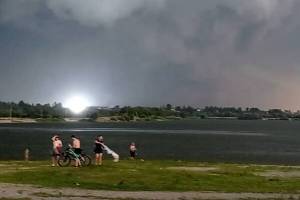В Брянске сняли на видео удар молнии возле озера Орлик