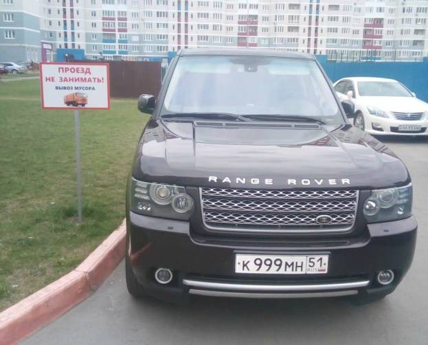 В Брянске автохам на Range Rover перегородил проезд мусоровозу