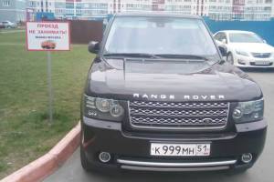В Брянске автохам на Range Rover перегородил проезд мусоровозу