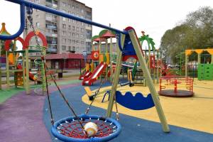 Комаричских чиновников наказали за опасные детские площадки