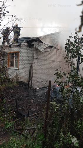Из горящего дома в Брянске спасли двух человек