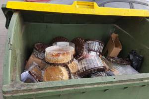 В Брянске торговцы подбрасывают просрочку в контейнеры для ТКО