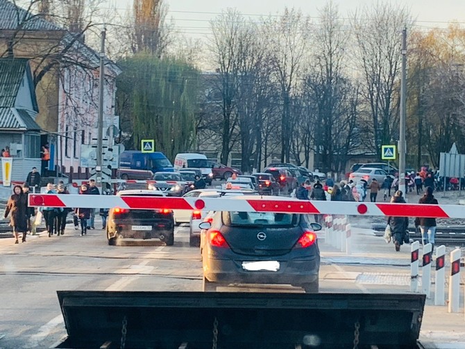 В Брянске несколько машин застряли на железнодорожном переезде