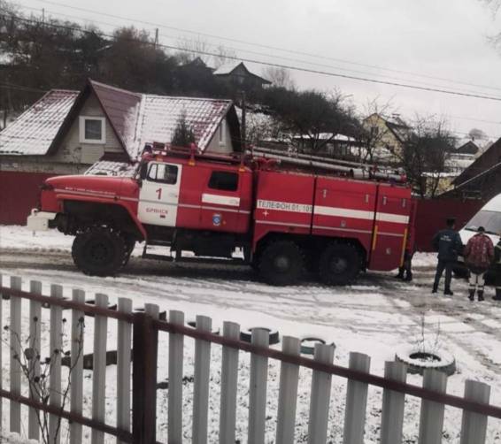 В Брянске люди требуют ремонта дороги к Чашиному Кургану