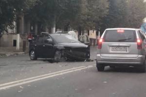 В Брянске возле ТЦ «Родина» разбились две легковушки
