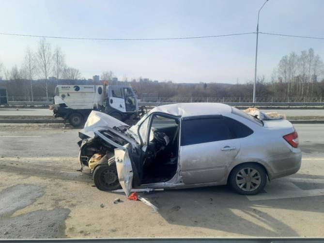 В Брянске водитель Lada врезался в коммунальную машину и сломал колено