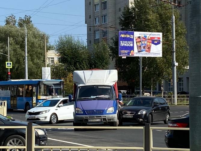 В Брянске на улице Советской легковушка протаранила грузовую Газель