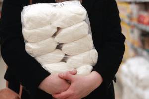 В Трубчевске укравшую в магазине 15 пачек сахара женщину на улице задержали полицейские