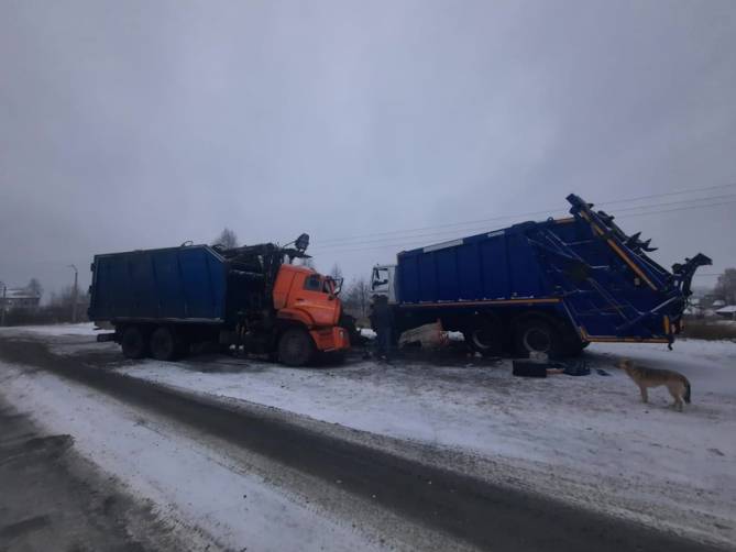 В Брянске водителю «КамАЗ» оторвало ногу в жутком ДТП с мусоровозом