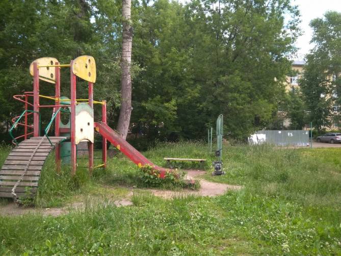 В Жуковке прокуратура нашла небезопасные детские площадки