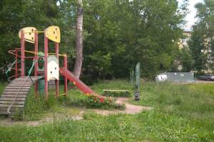 В Жуковке прокуратура нашла небезопасные детские площадки
