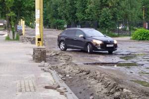 В Брянске взялись за частичный ремонт улицы Клинцовской около ДК Медведева
