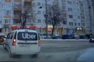 В Брянске хитрый маневр такси Uber попал на видео 