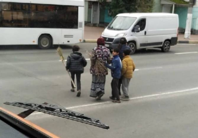 В Брянске на улице Никитина цыганка с детьми бросалась под машины
