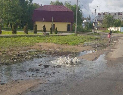 В Клинцах на улице Дзержинского забил фонтан из канализации